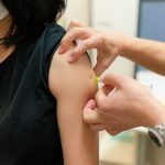 ワクチン接種を受ける女性