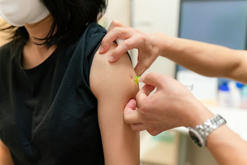 ワクチン接種を受ける女性